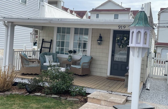 WALK TO THE BEACH CUTE AS A BUTTON SINGLE FAMILY HOME/PET FRIENDLY/FENCED YARD