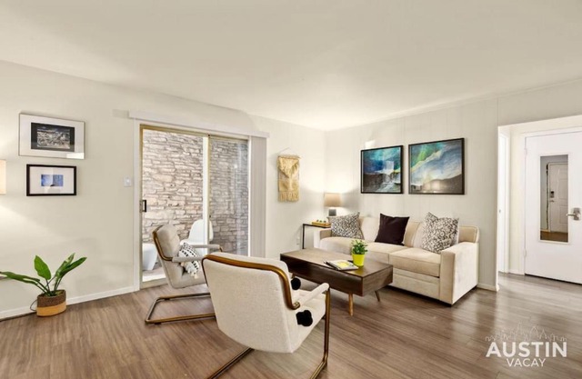 Walk to the Golf Course 2BD Apt, Pool, and Parking