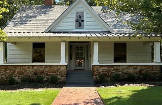 Walk to the Stadium: Herty House (Full Home)