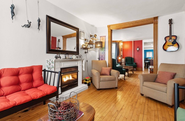 WALK TO TOWN! PARKING.PET FRIENDLY 3BD 2.5b charming home in heart of Jim Thorpe