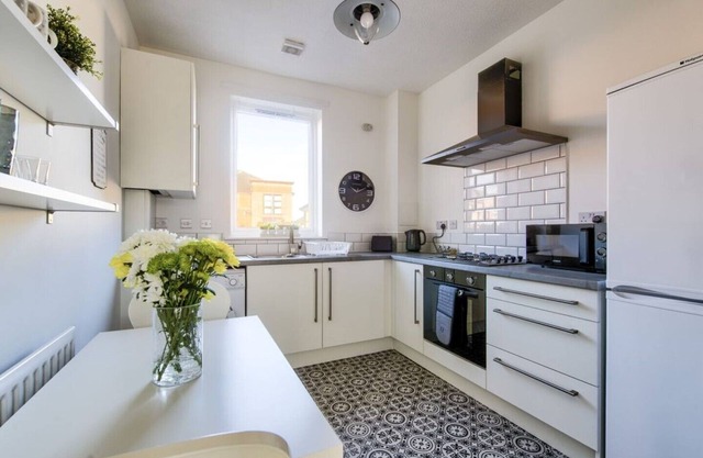 Walk to vibrant Merchant City from a tranquil Glasgow apartment