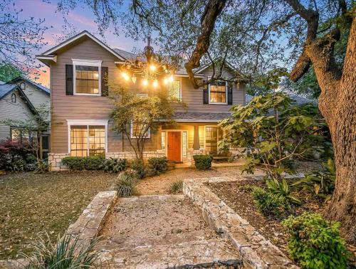 Walk to Zilker Barton Springs 5BR 3BA Villa Sleeps 14
