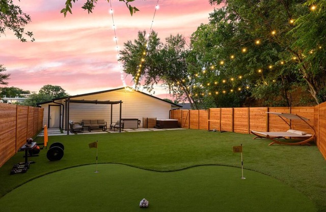 Walk to Zilker! King Bed, Putting Green, Hot Tub!