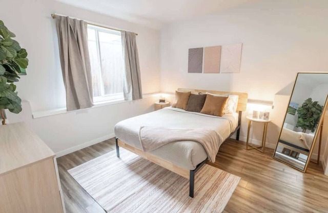 Walkable Apt Next to Restaurants, Bars, and Shops!