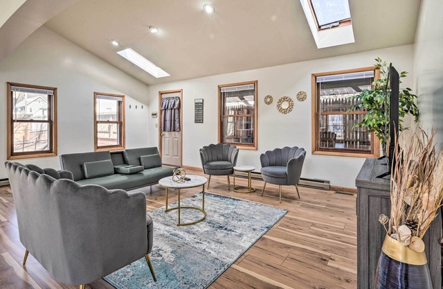 Walkable Friendsville Home on the River!