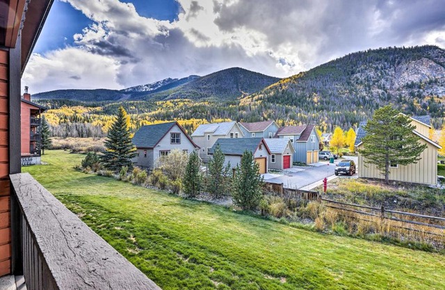 Walkable Frisco Condo Mtn Views and Shared Hot Tub!