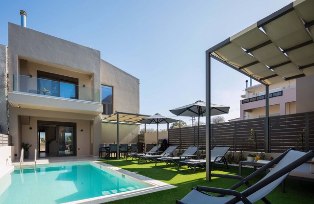 Walking distance from the beach, villa complex with 2 pools!