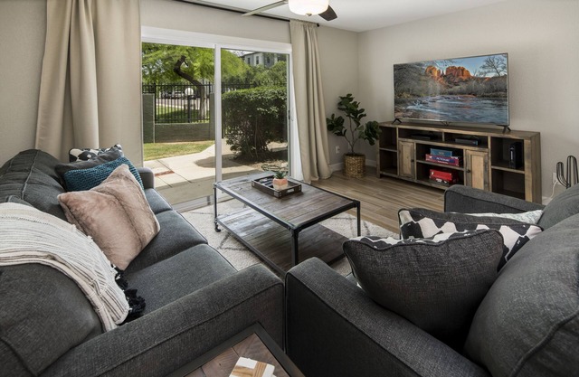 Walking distance to MIll Ave, Tempe Beach Park, Sun Devil Stadium, ASU. UPDATED!