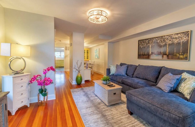 Walking distance to Navy Stadium! No cleaning fees!