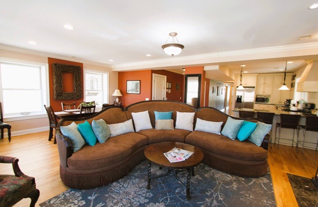 Walking distance to restaurants, shops and Lake Michigan,
