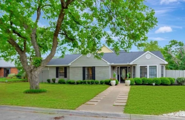 Walking distance to the lake, Pool/Hot tub/Slps12/less than 2 miles from Main ST