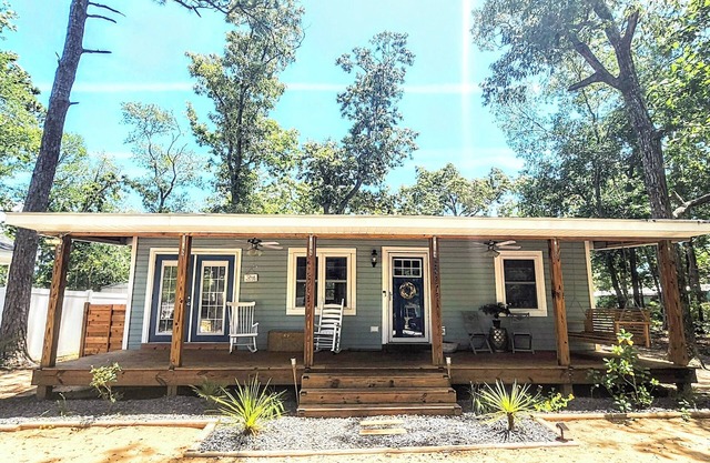 Walking Distance to the Beach 2 Bed 1 Bath Beach Cottage on beautiful Oak Island