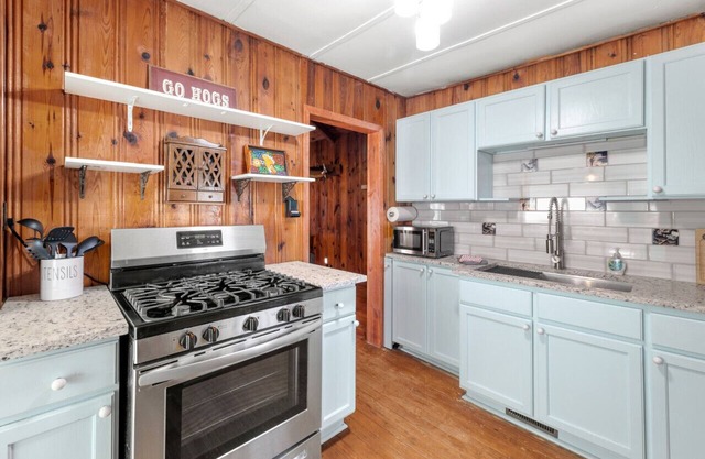 Walking distance to Lake Taneycomo!