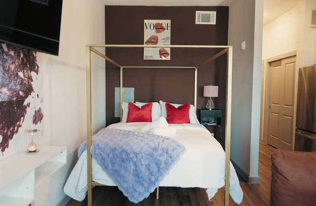Walking Paradise-Rooftop Pool-Free Parking & Wifi