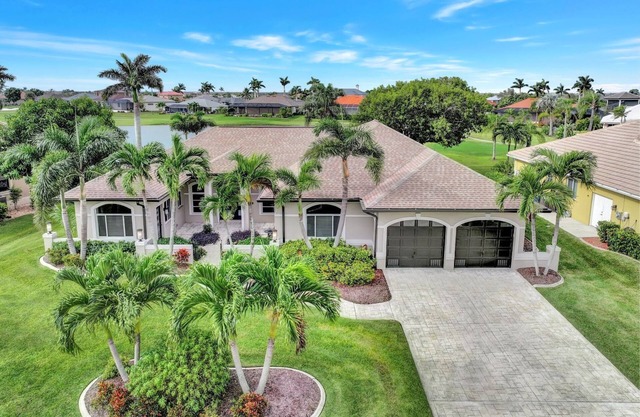 Wally's Water View- Golf course home with pool