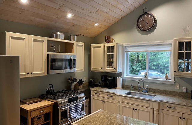 "Wander Inn" to Lakefront Comfort on Mooselookmeguntic Lake.