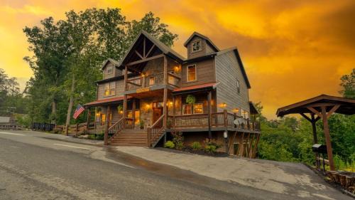 Wanderer by AvantStay Sleeps 34 A Custom Smokies Cabin