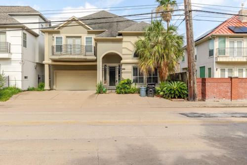 WANDERLUST villa near GALLERIA MALL