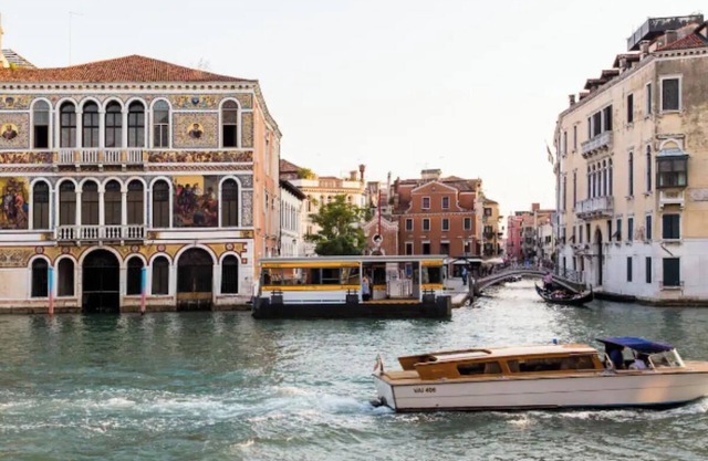 Warm and Inviting Canal-Side Retreat in San Marco, Venice