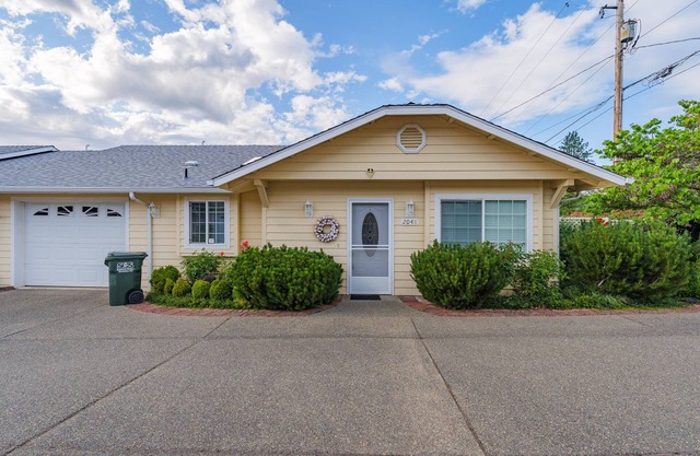 WARM AND INVITING, PEACEFUL No steps, Wide doorways , Recliner, Garage