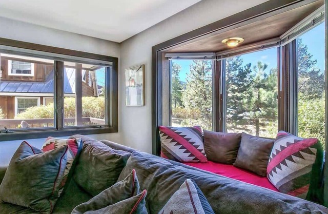 Warm & Cozy Squaw Valley Condo close to Ski Resort