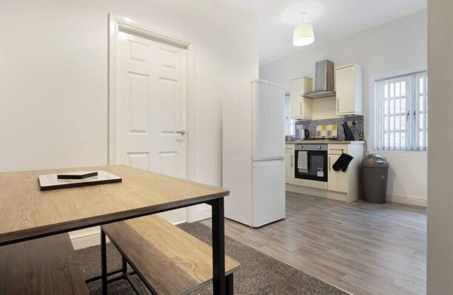 Warm & Inviting 4-Bed on Church Road, Sleeps 4