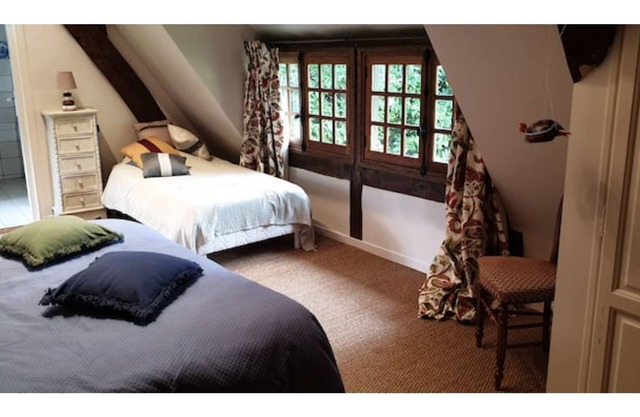 Warm, quiet house with heated swimming pool