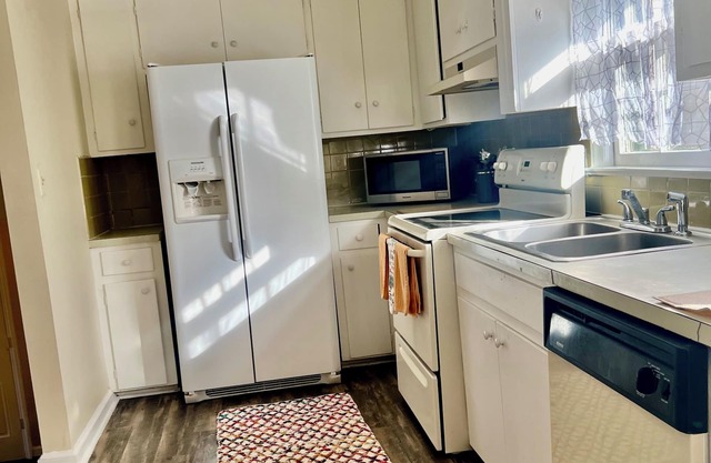 Warm- Romantic Ranch House Near to Colleges and Hospitals .
