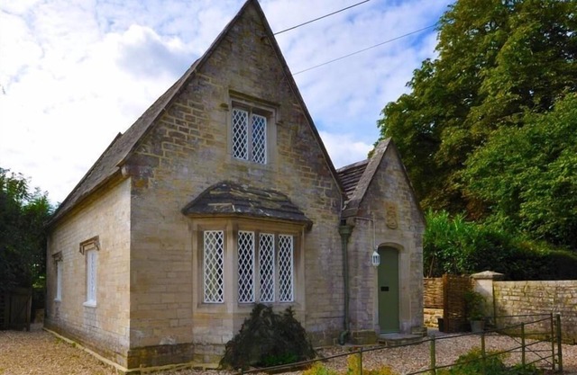 WARMWELL LODGE, pet friendly, with open fire in Warmwell