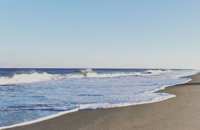 Watch the Waves and Relax. Steps from the Beach! Sunny & Breezy top floor unit.