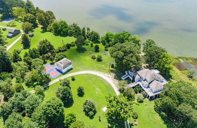 Water front Oasis with pickle-ball court and hot tub