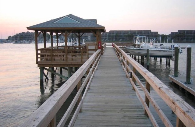 Water's Edge 95 - The Oak Oasis - Renovated Townhome - Walking distance to Beach and Center St.