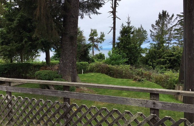Water View Home, and private beach access, Quiet with Nature trails