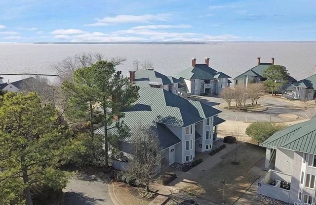 Water-view in Kingsmill, 10 minutes to Busch Gardens & Colonial Williamsburg!