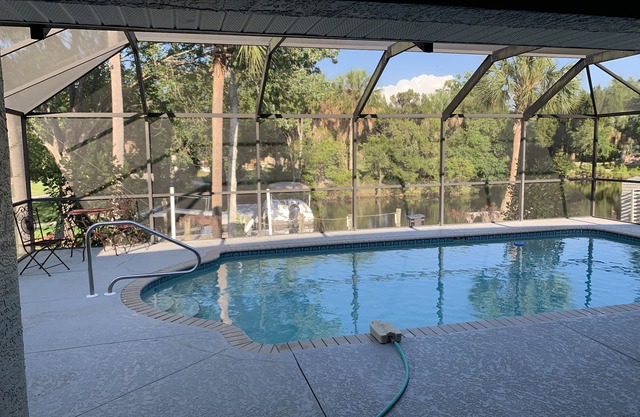 Waterfont Home, Heated Pool, Kayaks, and Ice Machine.
