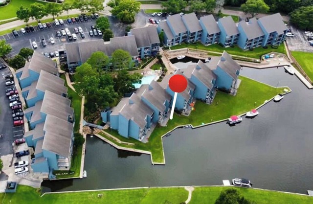 Waterfront - 1st Floor! Beautifully Decorated 2 Bedroom/2Bath - Sleeps 6/8