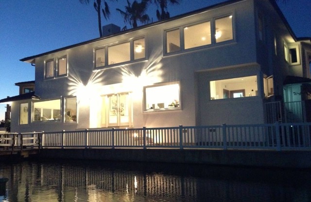Waterfront 4 Br/4 Ba Luxury Home-bikes-w/d-a/C- BBQ- Privacy- Garage- Wifi
