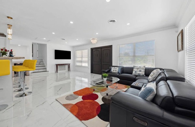 Waterfront, 5BD, 4BA, 6 King Beds, Sleeps10,Jacuzzi, Mini Golf