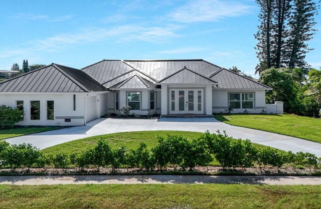 Waterfront 6-bedroom Estate Home, Pool & Fitness room in fantastic Marco Island