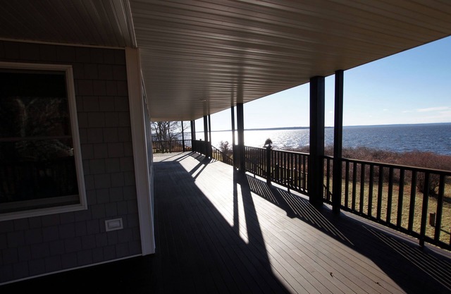 Waterfront, beautiful home, breathless sunsets on Prudence Island