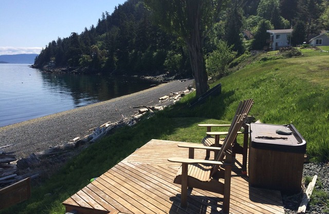 Waterfront Cabin Home with SPECTACULAR View! (*Seasonal solar pool)
