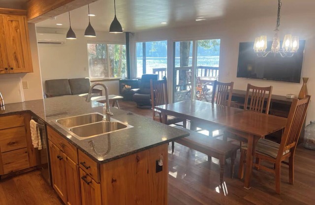 Waterfront Cabin~Private Beach with Dock~Kayaks~Lakeside Deck~Great Fishing!