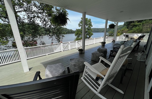 Waterfront Claytor Escape Lodge -Stunning Views