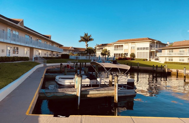 WATERFRONT COMPLEX-SLEEPS 4. WALK TO AREA RESTAURANTS AND SHOPS.
