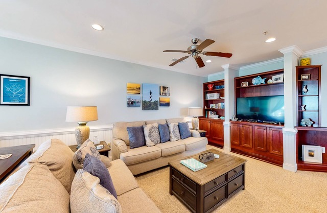Waterfront Condo w/Free WiFi, Central AC, Private Washer/Dryer, Shared Pool