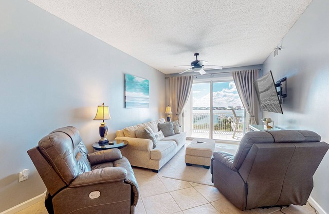 Waterfront condo w/shared pool, tennis, & sauna - near the beach