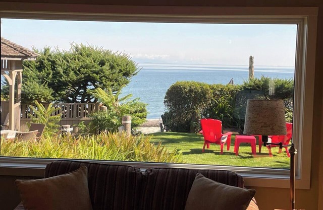 Waterfront Cottage - Sleeps 6