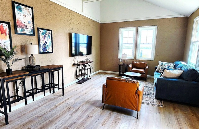 Waterfront Cottage with Beach-walk to everything!