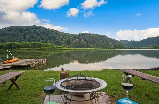 Waterfront Cottage with Private Dock on Claytor Lake. Pet Friendly!