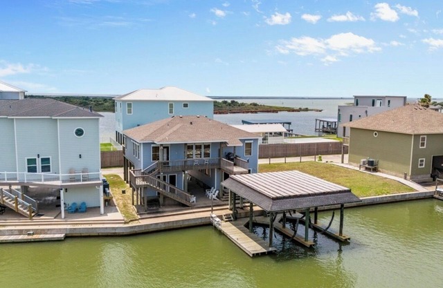 WATERFRONT Dee's Galley 2 Boat Slips Lifts
